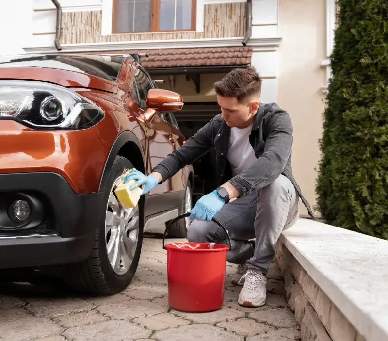 Lavage auto à domicile Projan : professionnel intervenant sur un véhicule